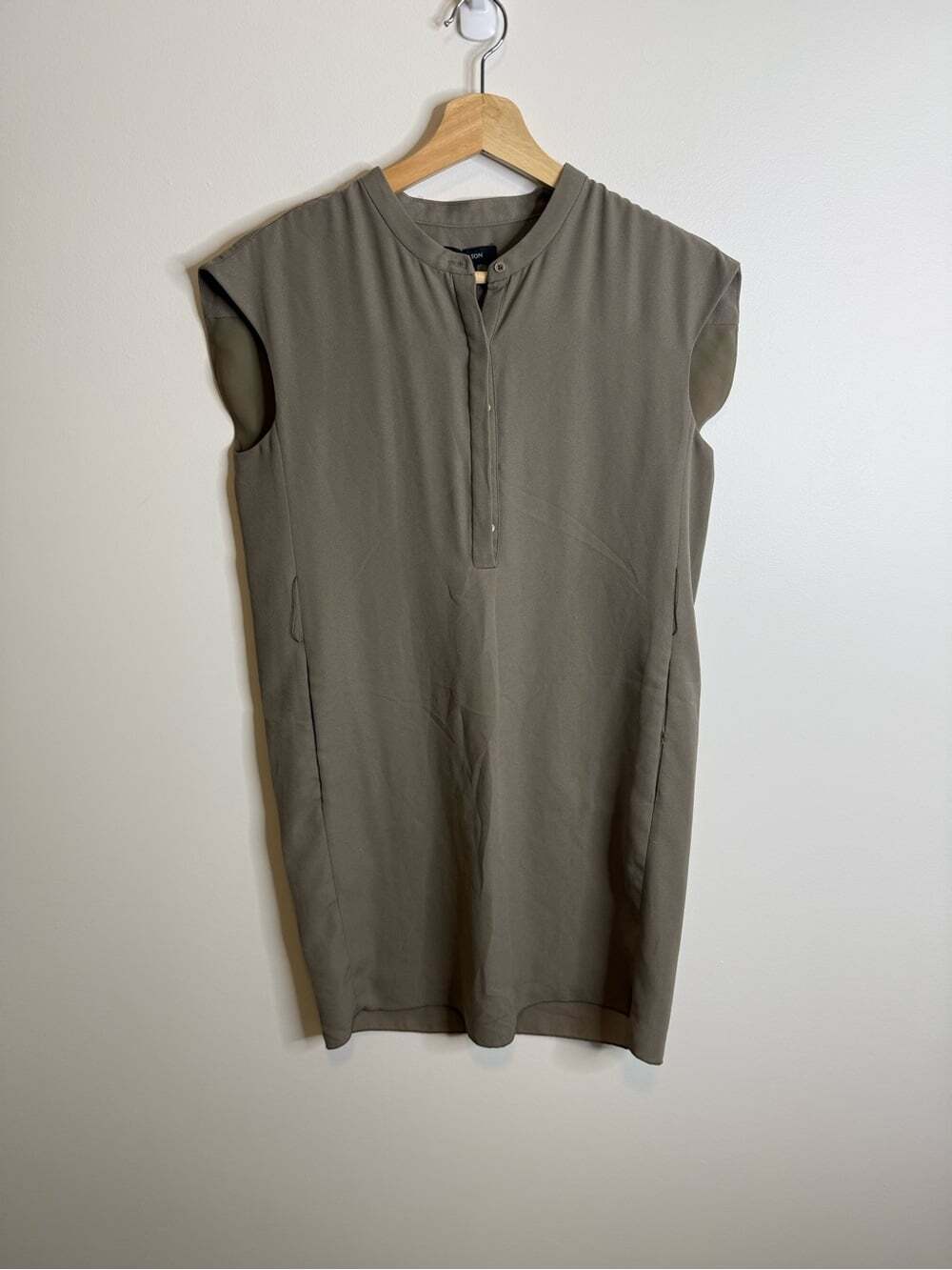 Babaton Olive Sleeveless Shift Dress size xs pockets mini